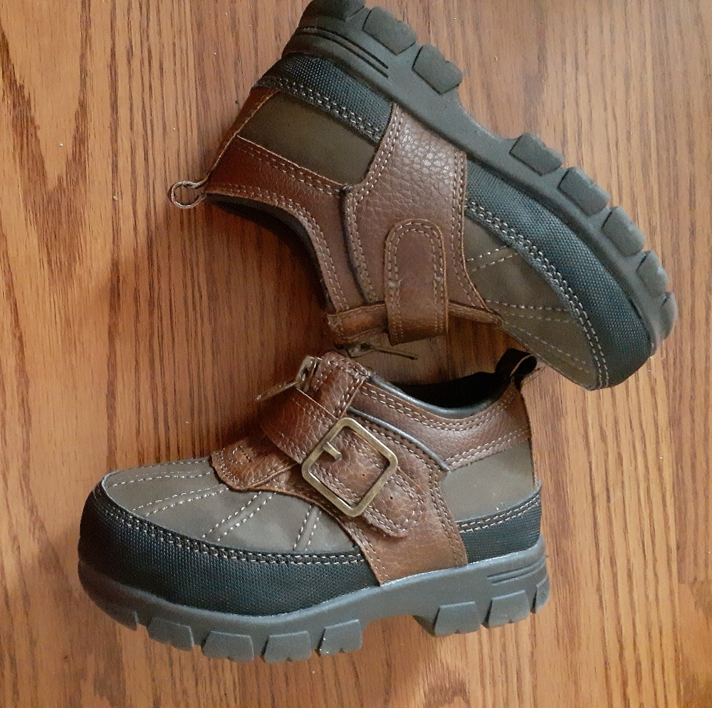 Austin boy shoes size 8